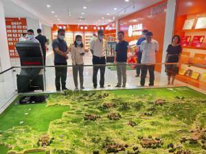 洛阳市市委常委、宣传部长王飞莅临洛阳乐鱼官方站页面登录入口调研